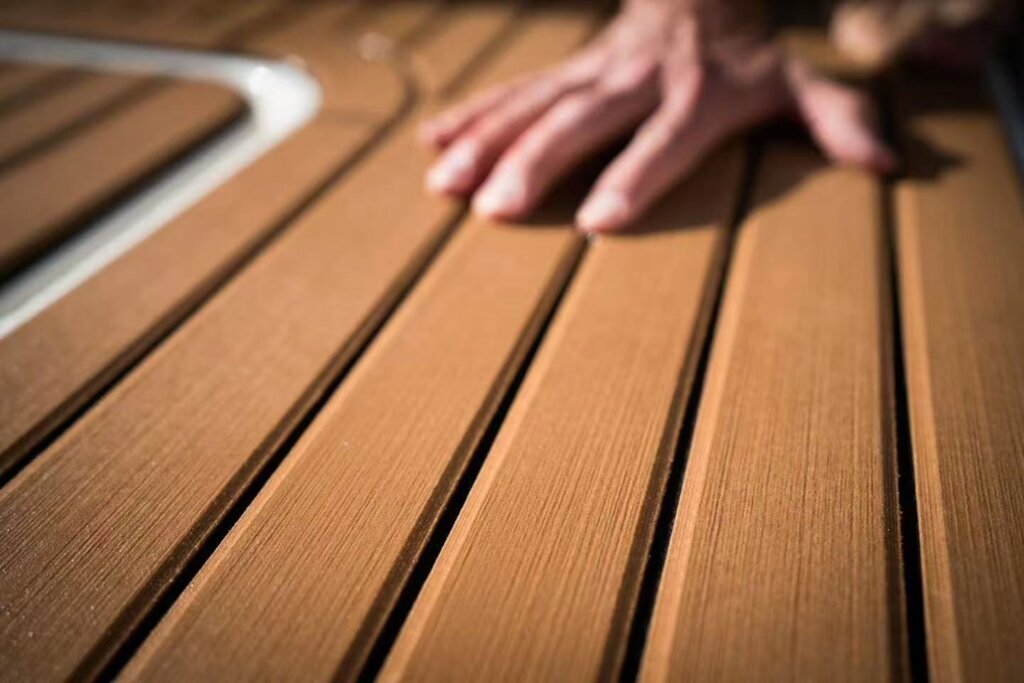 The EVA teak boat floor uses V-shaped grooves to drain water faster, and the surface is brushed to improve anti-slip ability.